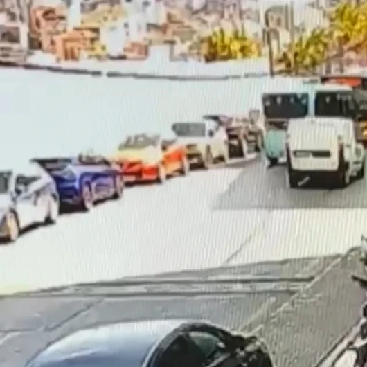Kağıthane'de Sollama Kazası Kamerada: Minibüs İETT Otobüsüne Çarptı