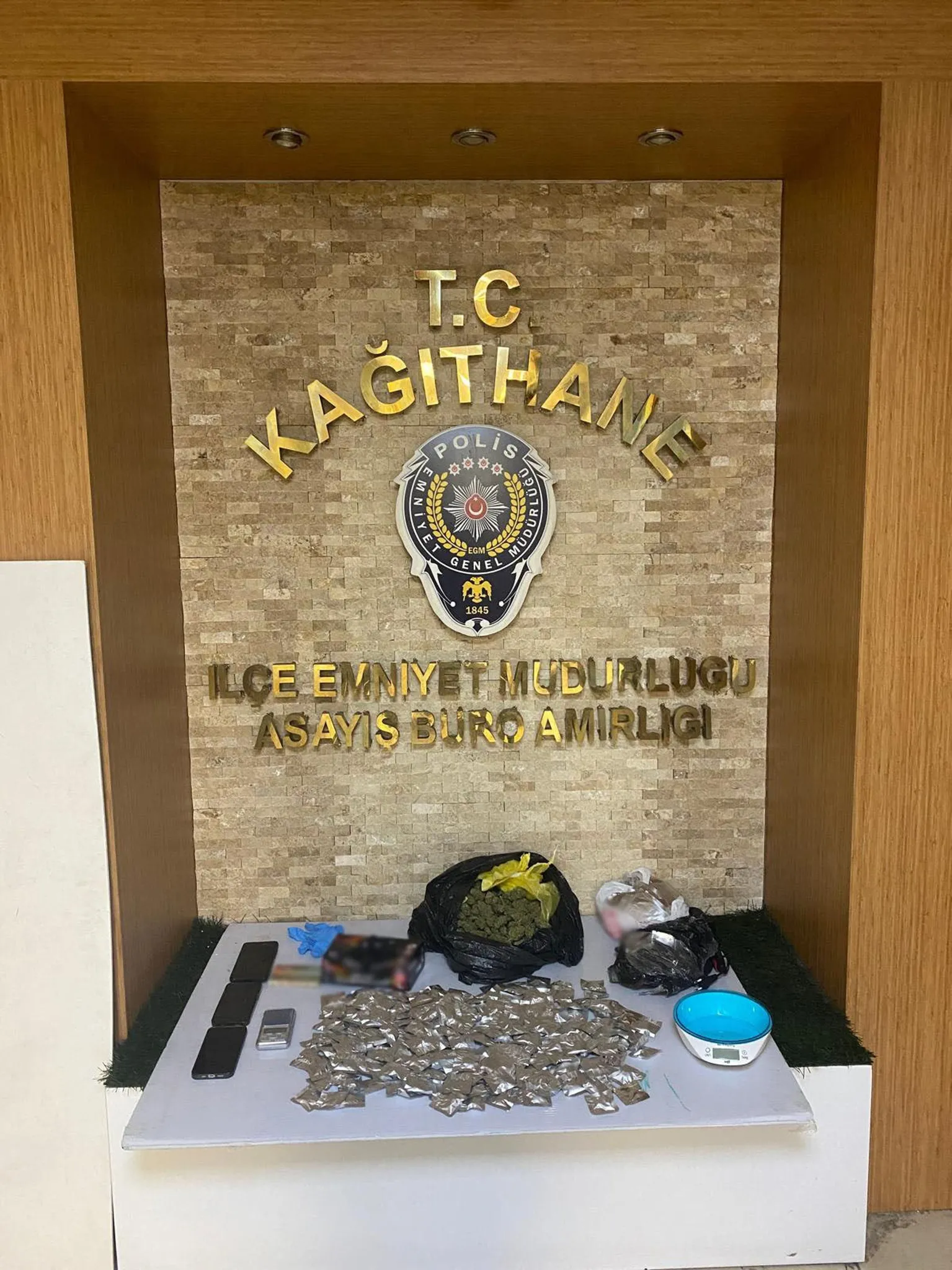 Kağıthane'de takiple zula evi: 650 bin liralık uyuşturucu ele geçirildi