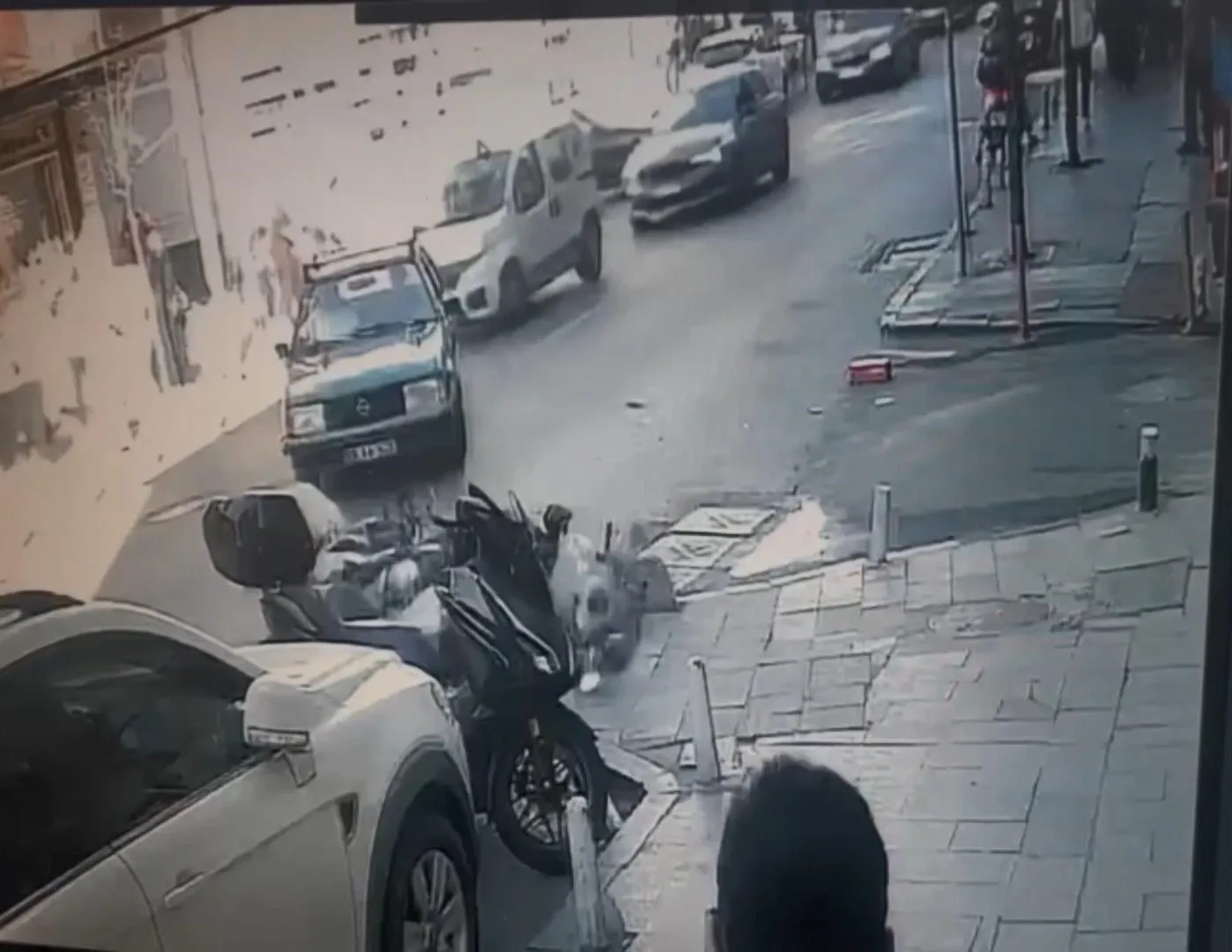 Kağıthane'de hatalı sollama kazası kamerada