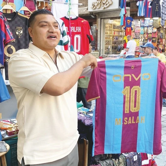 Kahire'de Bordo-Mavi: Salah Forması Vitrinleri Süsledi