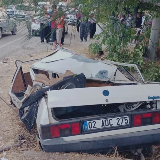 Kahramanmaraş'ta Ağaca Çarpan Otomobil Hurdaya Döndü: 1 Ölü, 2 Yaralı