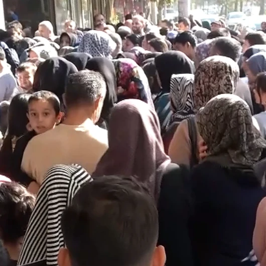 Kahramanmaraş'ta 'Ne Alırsan 100 TL' izdihamı: Vatandaşlar birbirini ezdi
