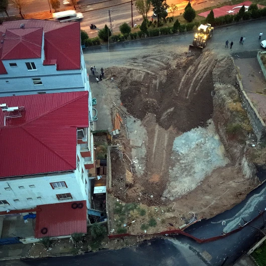 Kahramanmaraş'ta Temel Kazısında Toprak Kaydı: İki Bina Boşaltıldı
