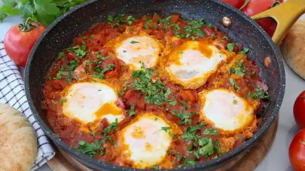 Kahvaltı Sofralarına Kuzey Afrika Esintisi: Shakshuka Tarifi