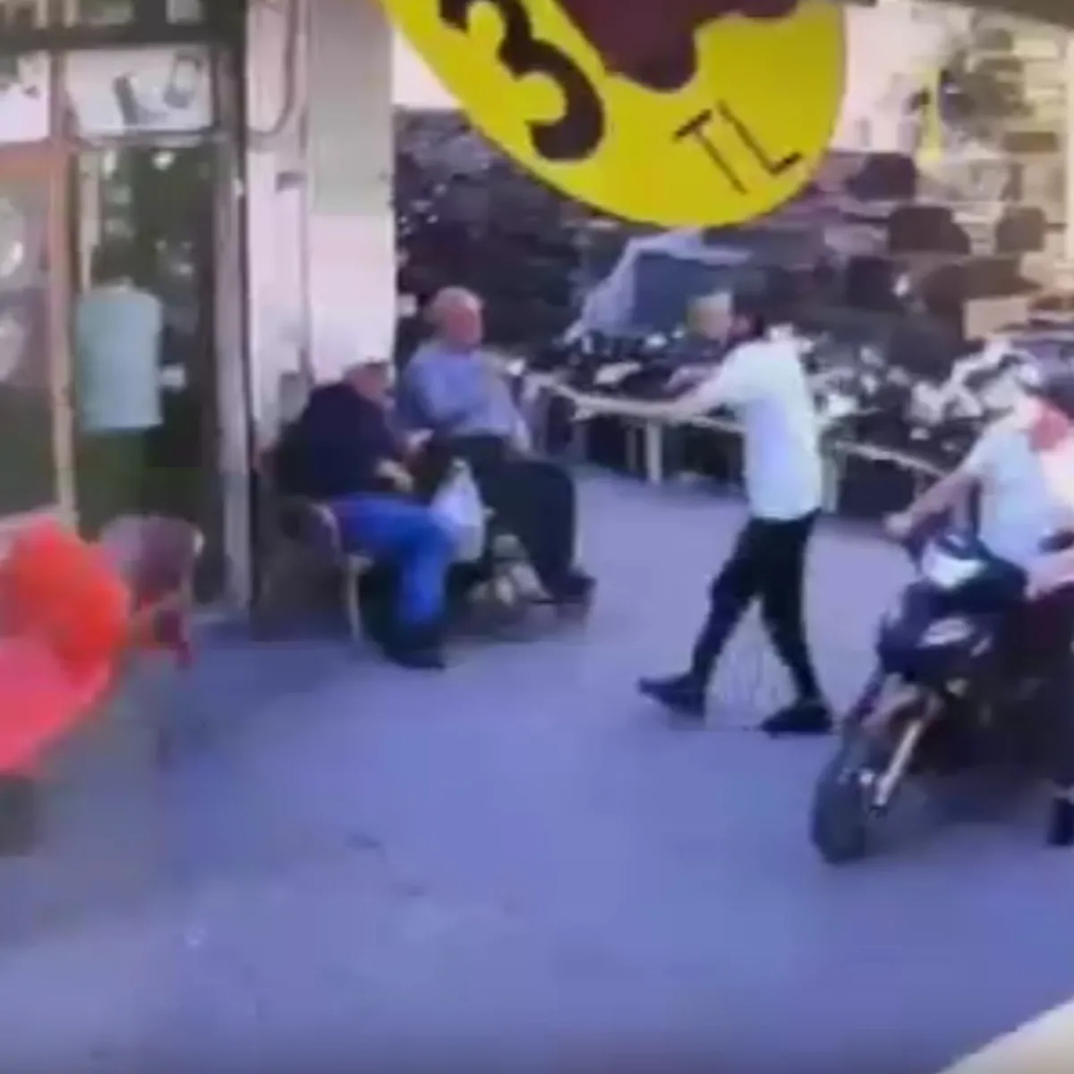 Kahvehane önünde dehşet: Pompalı tüfekli saldırıda 2 yaralı
