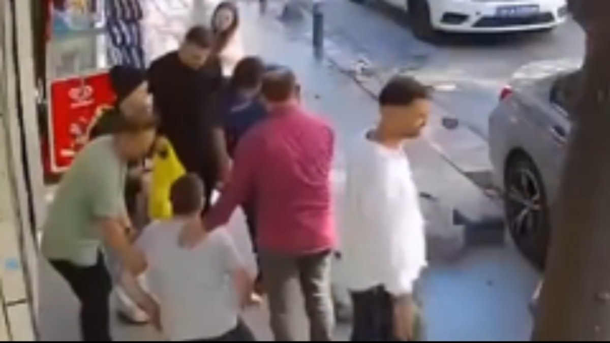 Kaldırımdaki adama çarpıp bıraktı, arabasını kontrol etti