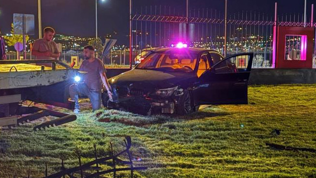 Kaldırımdan Seken Otomobil 1 Metrelik Duvarı Aştı: Sürücü Alkollü Çıktı