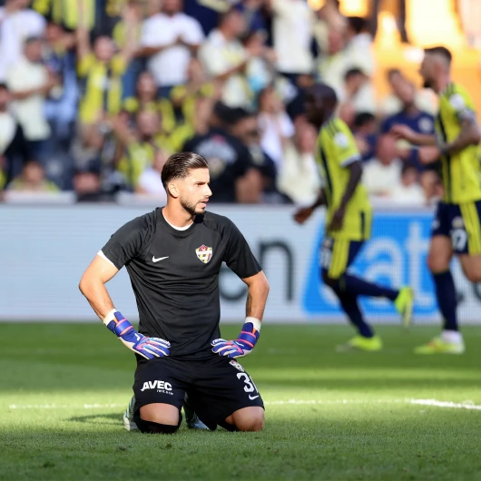 Kaleci Değişti Ama Fenerbahçe Durmadı: 5-0'lık İlk Yarı
