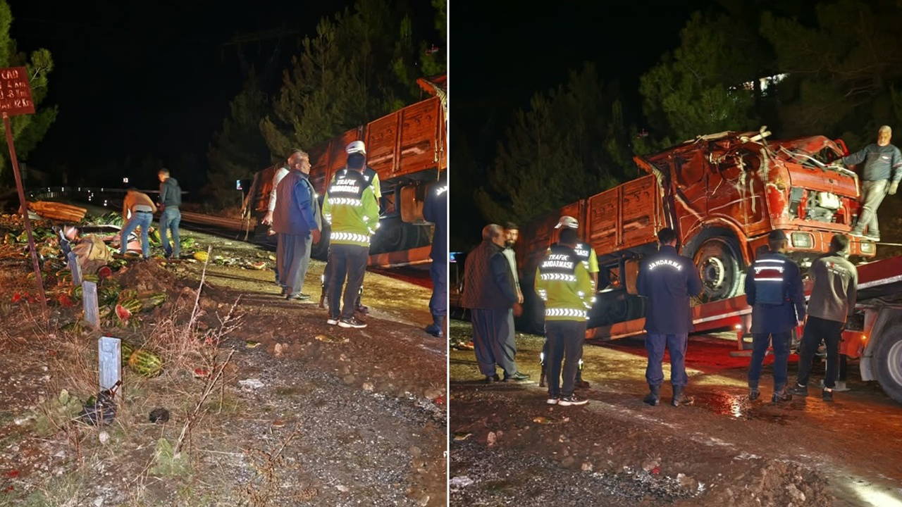 Kamyon Devrildi, Karpuzlar Yol Kenarındaki 2 Kişiyi Yaraladı