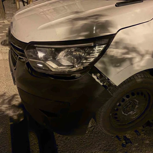 Kamyonet Çift Taraflı Parkta Çarptı, Kaçtı