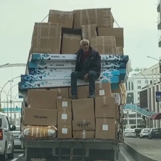 Kamyonet Kasasında Hayatını Tehlikeye Attı