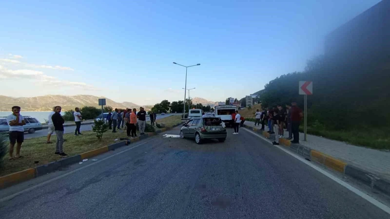 Kamyonetle çarpışan otomobil karşı şeride geçti: 2 yaralı