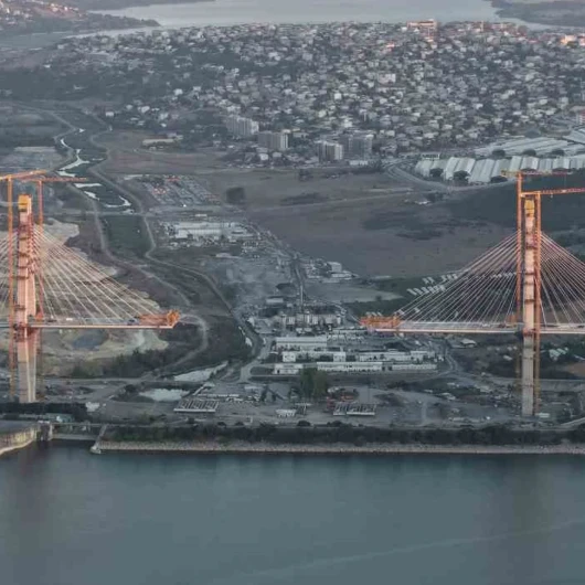 Kanal İstanbul'un İlk Köprüsü Sazlıbosna'da 250 Tonluk Tabliyeler Havaya Kaldırılıyor