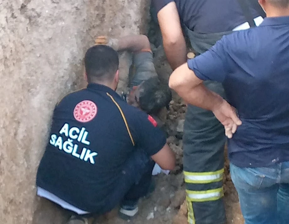 Kanalizasyon kazısında göçük: İşçi son anda kurtarıldı