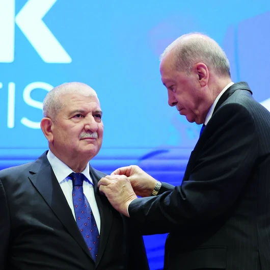 Kani Torun AK Parti'ye geri döndü: Rozeti Erdoğan taktı