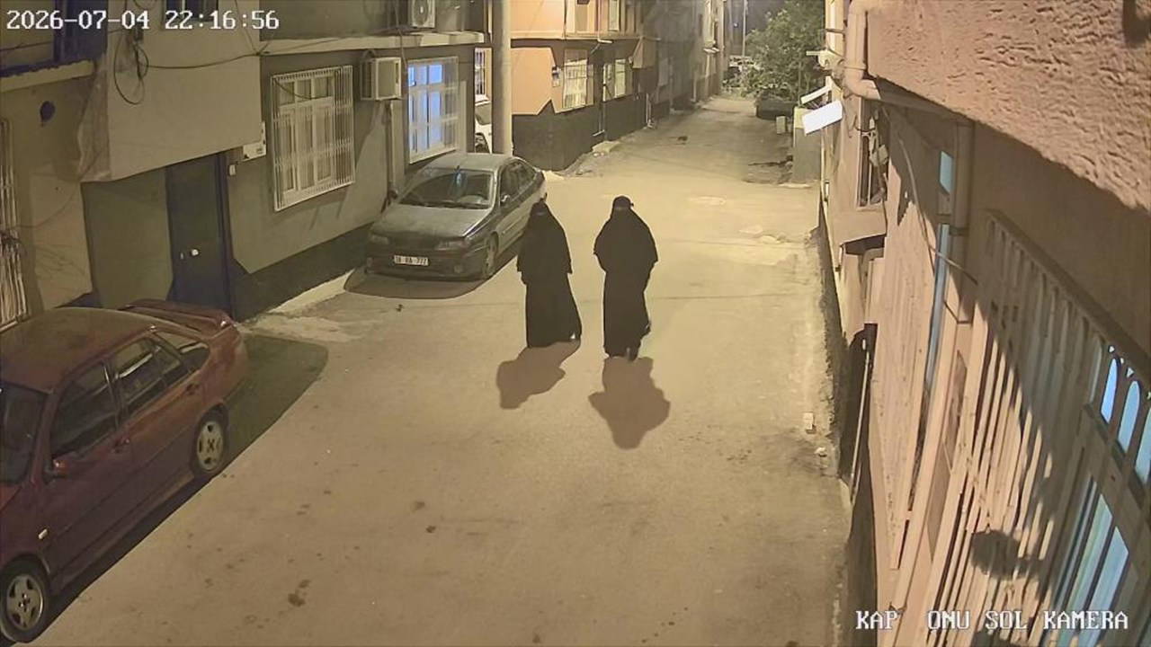 Kara çarşaflı hırsızlar maymuncukla girdikleri evden altın ve para çaldı
