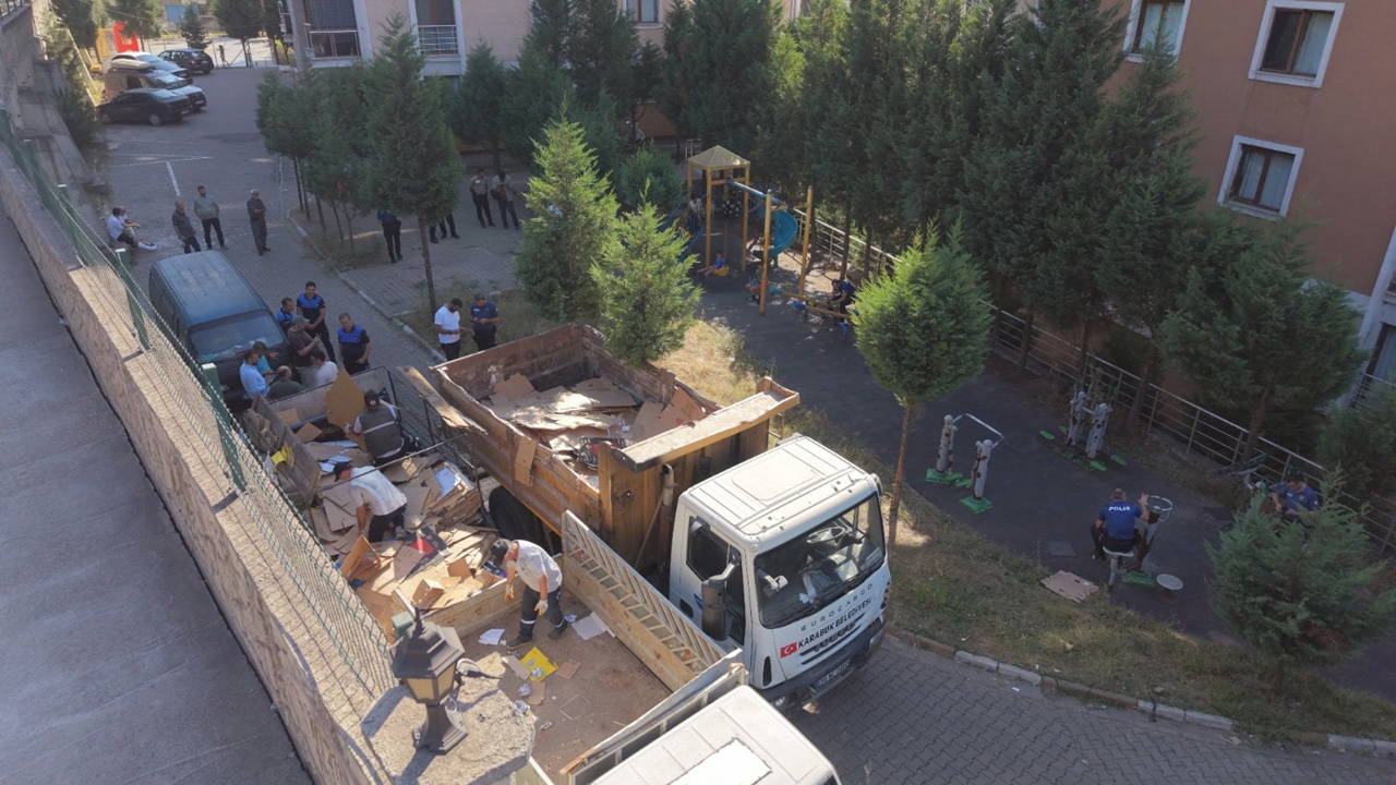 Karabük'te Anne ve Oğlunun Biriktirdiği 4 Kamyon Çöp Temizlendi