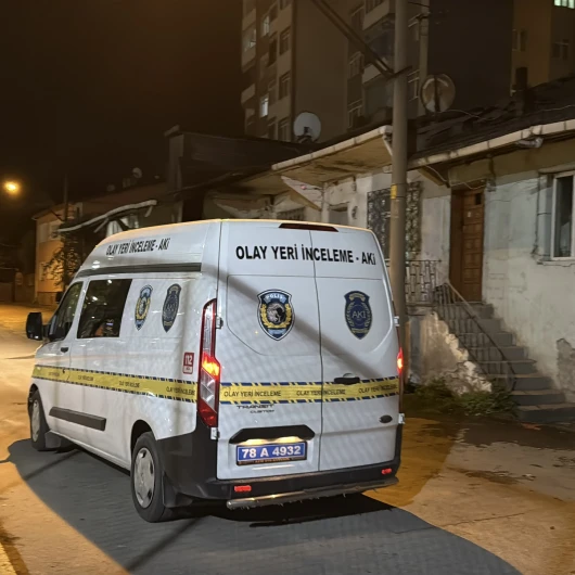 Karabük'te Bıçaklı Saldırı: Genç Kadın, Erkek Arkadaşını Ağır Yaraladı