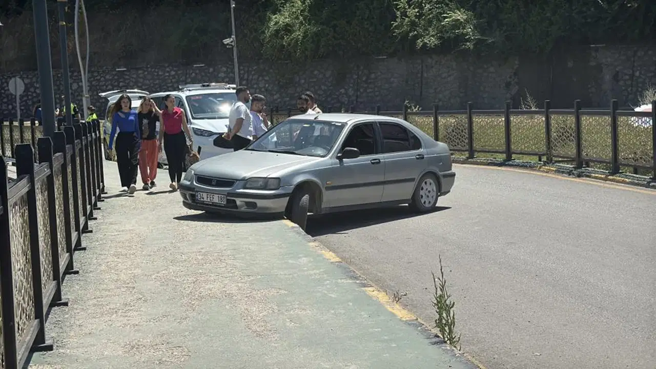 Karabük'te Kaldırıma Çıkan Otomobil Yayaya Çarptı: Sürücü Kaçtı