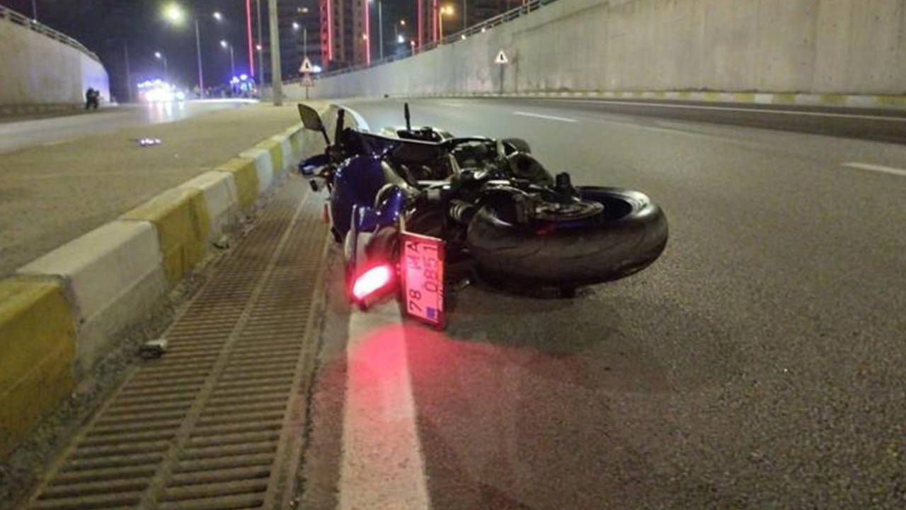 Karabük'te kaza: Motosiklet direğe çarptı, 2 üniversiteli öldü