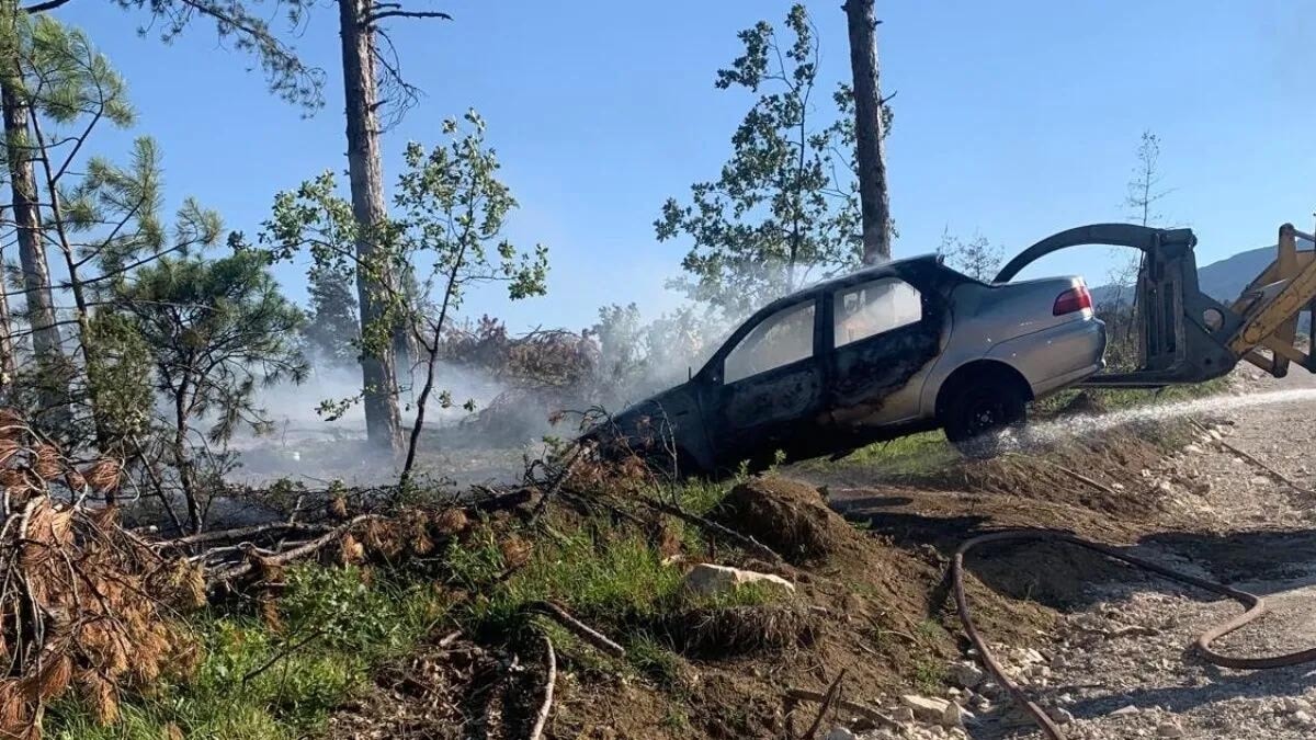 Karabük'te park halindeki otomobil alevlere teslim oldu