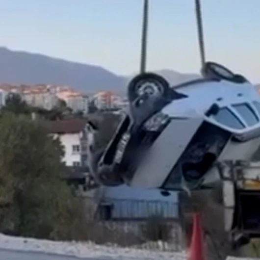 Karabük'te yol çalışması kazası: Otomobil şarampole devrildi
