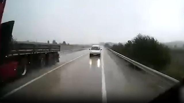 Karabük'te Hatalı Sollama Kamerada: Trafikte Büyük Tehlike