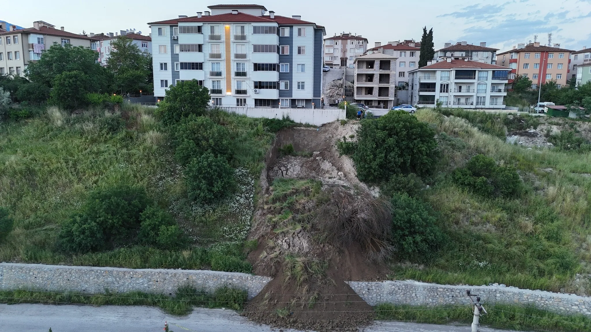 Karabük'te sağanak sonrası heyelan: Toprak kütlesi yola düştü