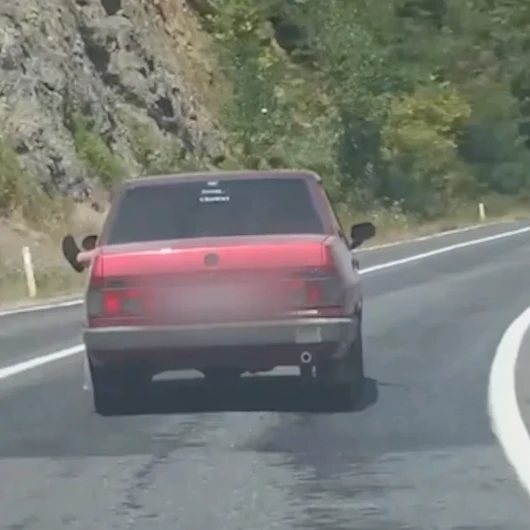 Karabük'te Sürücü Ayağını Camdan Çıkararak Araç Kullandı