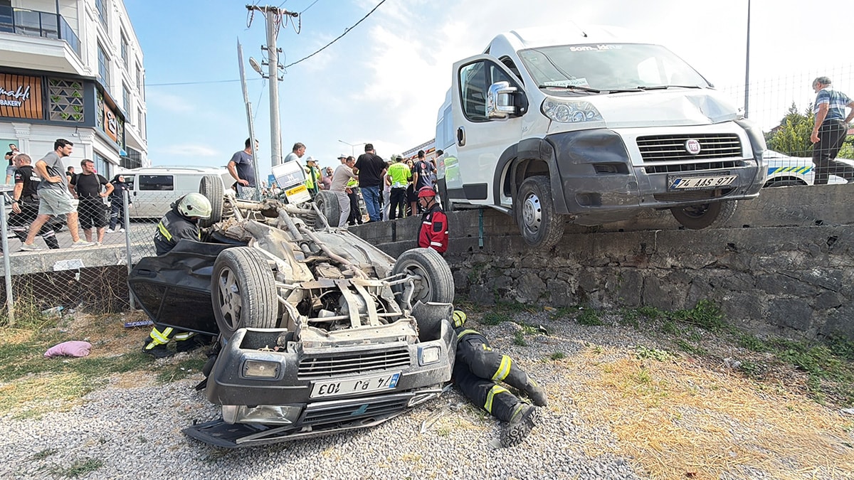 Karabük'te tekstil işçilerini taşıyan minibüs kaza yaptı: 3 yaralı