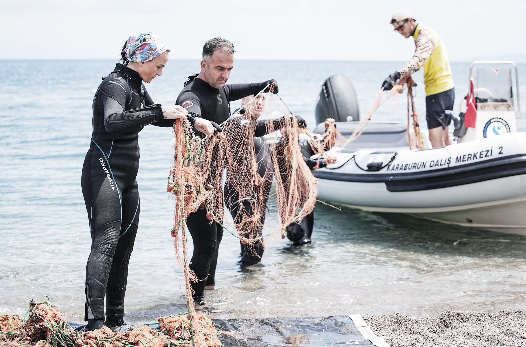 Karaburun'da 100 metrelik hayalet ağ denizden çıkarıldı