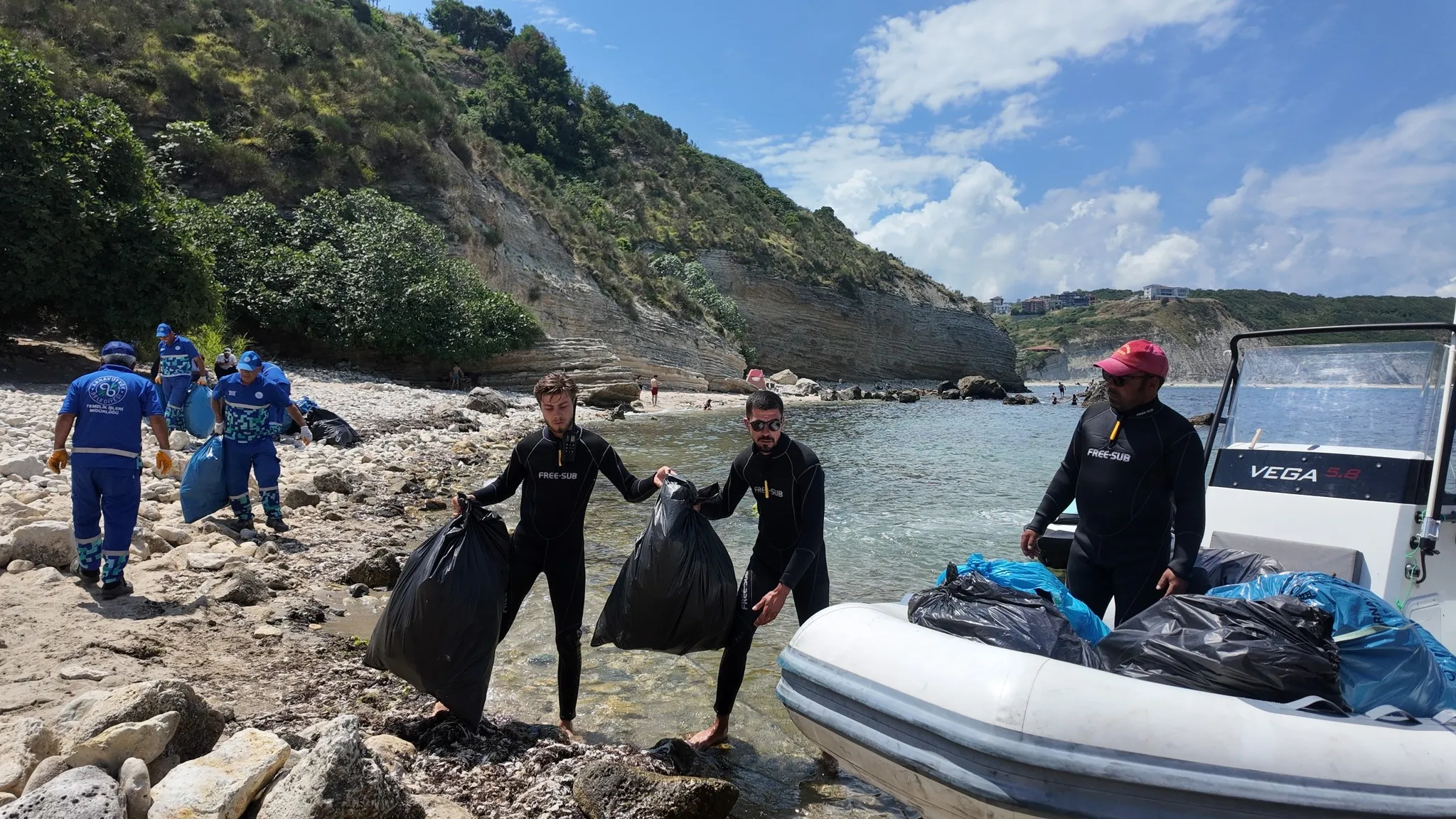 Karaburun Sahili'nde çöp krizi: İBB'ye tepki yağıyor