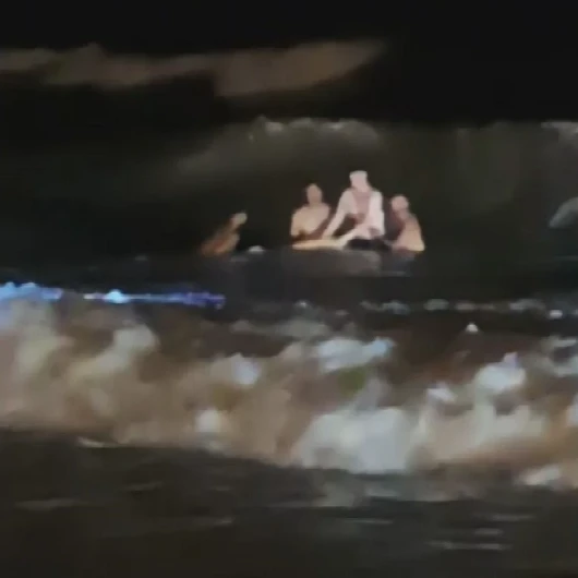 Karaburun'da Yasak Dinlemedi, Akıntıya Kapıldı: Son Anda Kurtarıldı
