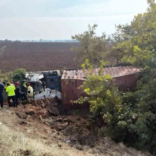Karacabey'de Tır Tarlaya Uçtu: Sürücü Yaralandı