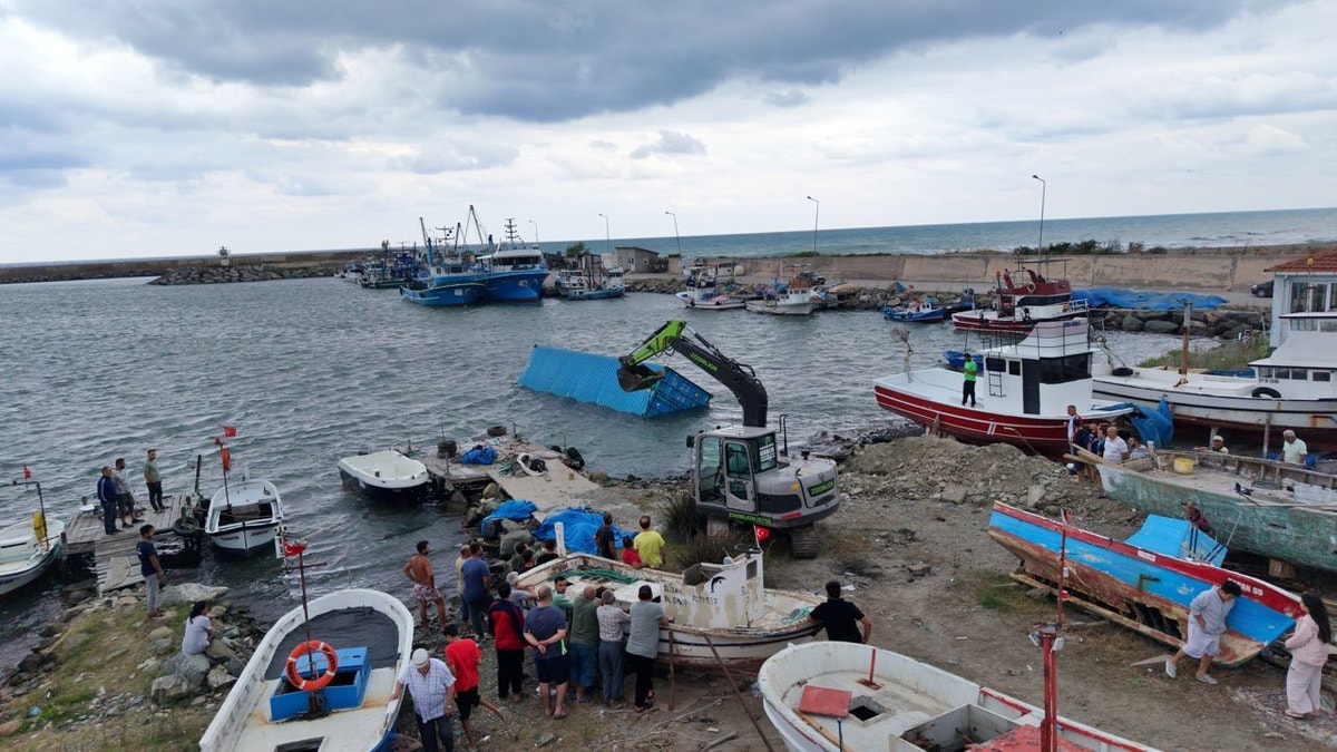 Karadeniz'de Balıkçıların Ağına Çay Dolu Konteyner Takıldı