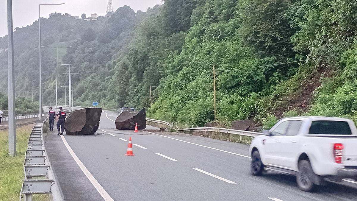 Karadeniz Sahil Yolu'nda Heyelan: Dev Kayalar Yola Düştü