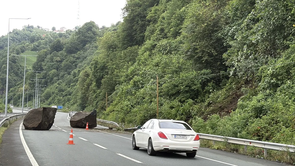 Karadeniz Sahil Yolu'nda Kaya Tehlikesi: Rize'de Heyelan Ulaşımı Felç Etti