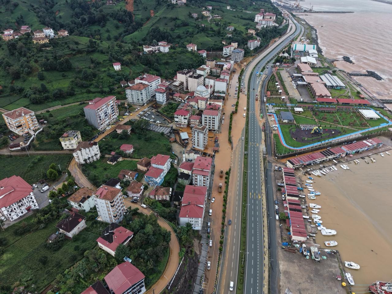 Karadeniz'de sel felaketi: Rize ve Trabzon'da evler tahliye edildi