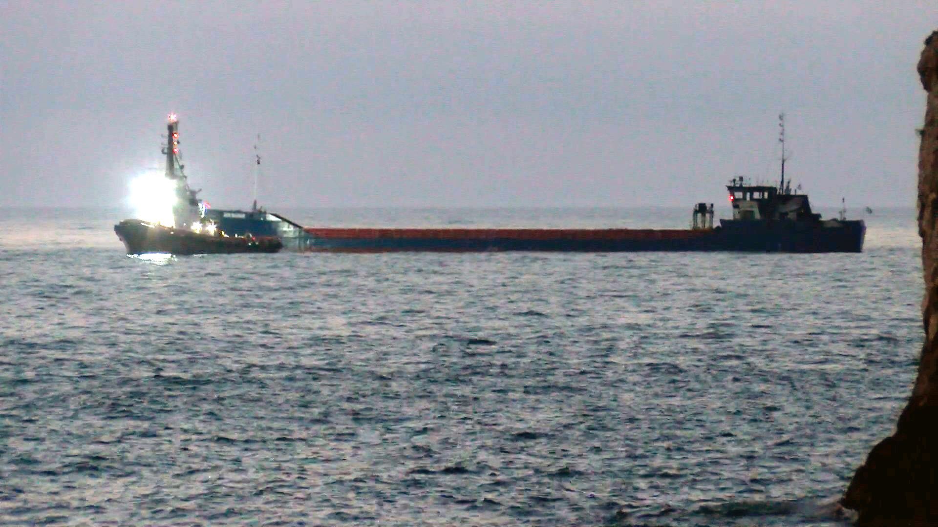 Karadeniz'de vurulan gemi Zonguldak'a çekildi