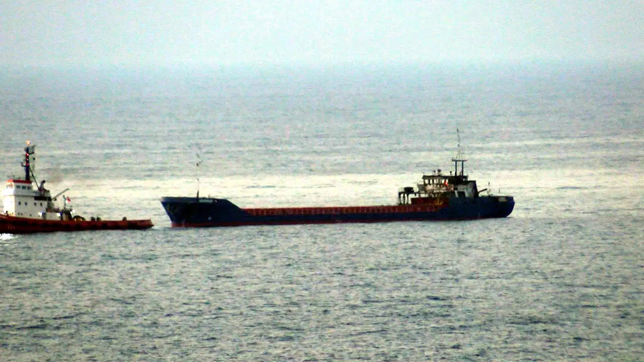 Karadeniz'de Vurulan Palau Bayraklı Gemi Zonguldak'a Çekildi