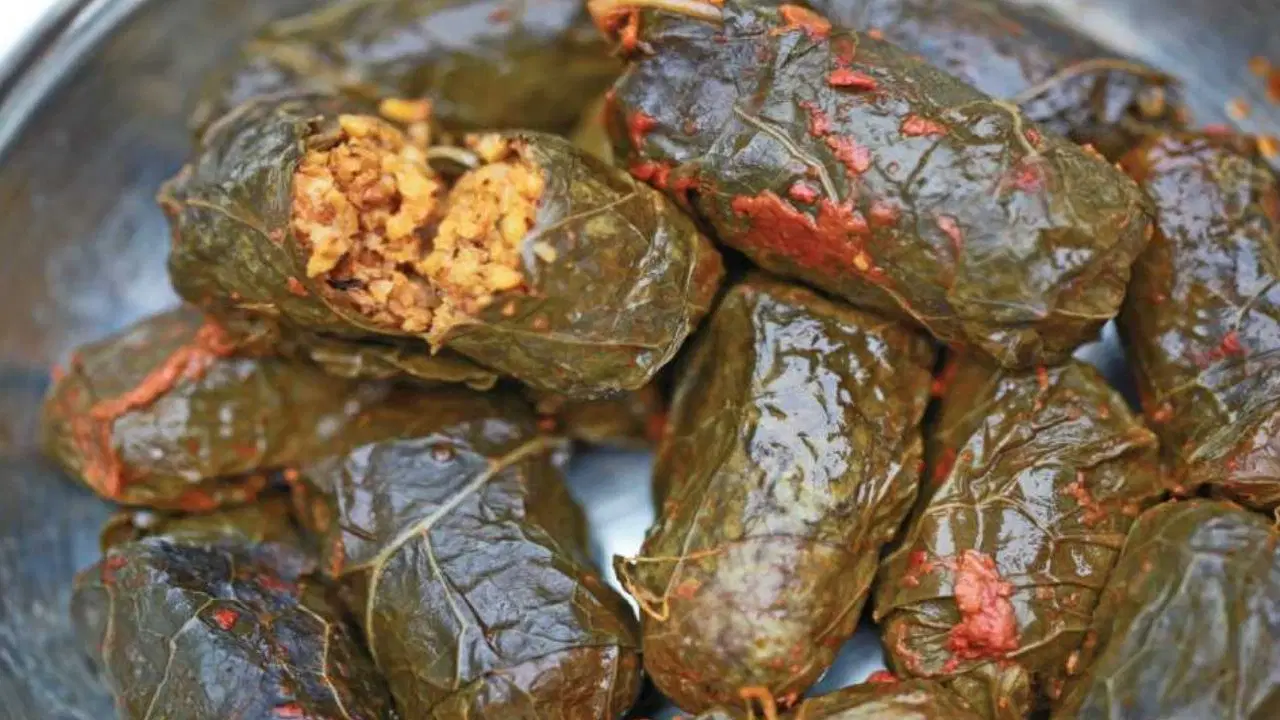 Karadeniz'in Şifa Dolu Lezzeti: Kara Lahana Sarması Nasıl Yapılır