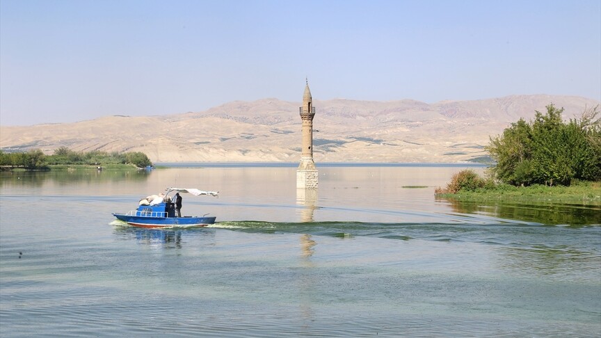 Karakaya Baraj Gölü'ndeki Tarihi Yalnız Minare Dronla Görüntülendi