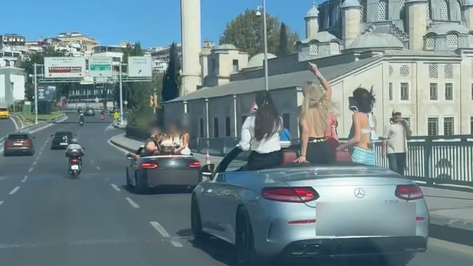 Karaköy'de Üstü Açık Araçla Trafikte Tehlike: 8 Kişiye Ceza