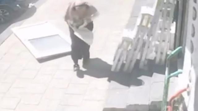 Karaman'da Kaldırımda Yürüyen Kadın, Düşen Kapının Altından Son Anda Kurtuldu