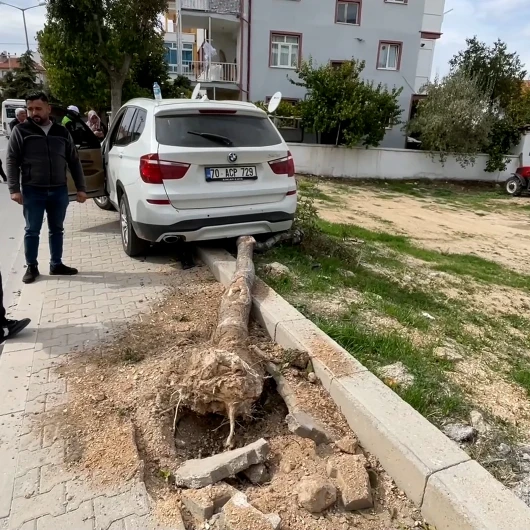 Karaman'da kontrolden çıkan cip ağacı devirdi