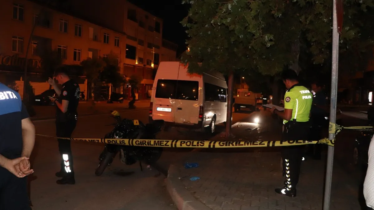 Karaman'da park halindeki araca motosiklet çarptı: 2 kişi hayatını kaybetti