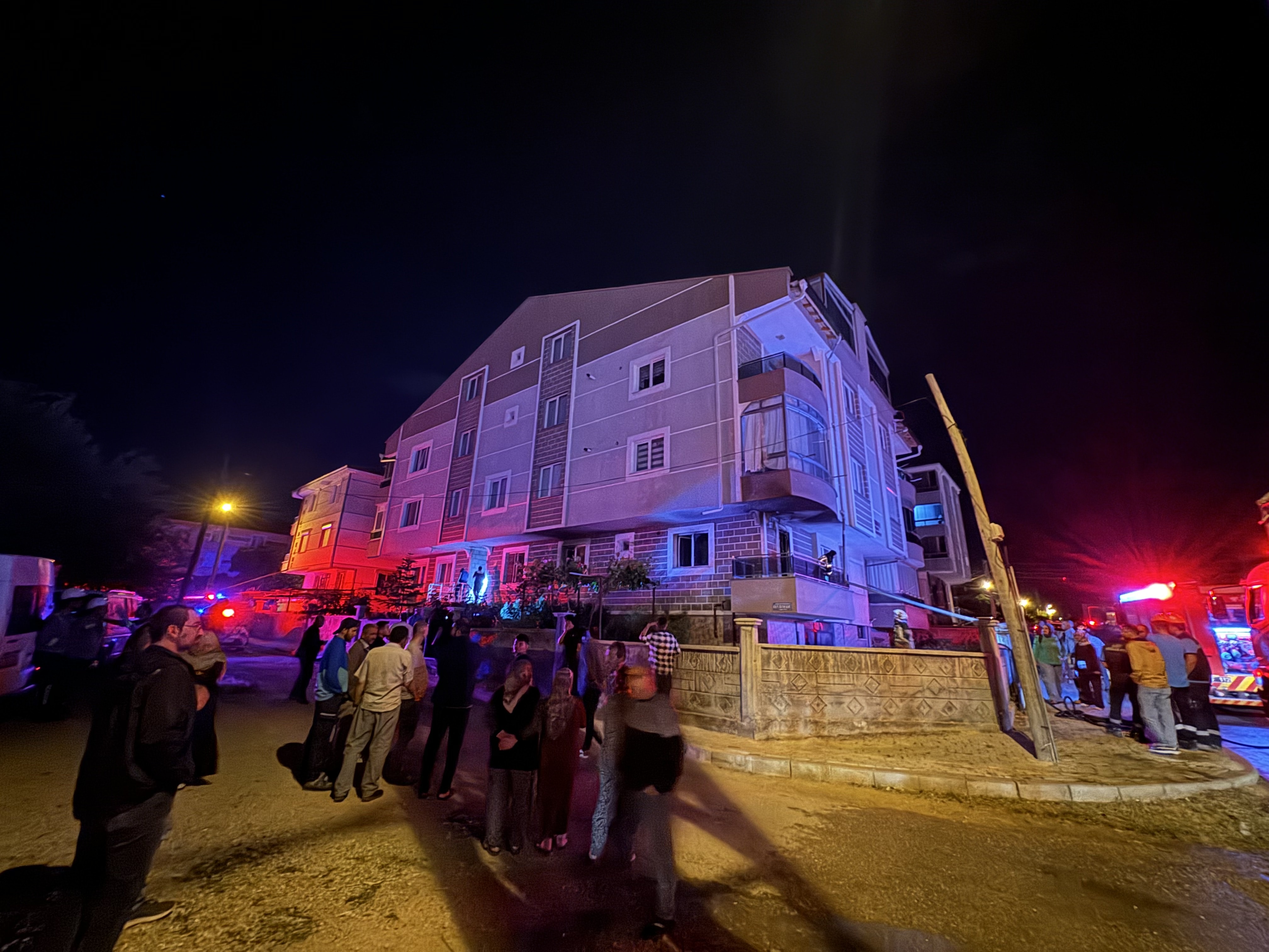 Karaman'da üç katlı binada yangın: 2 kişi yaralandı