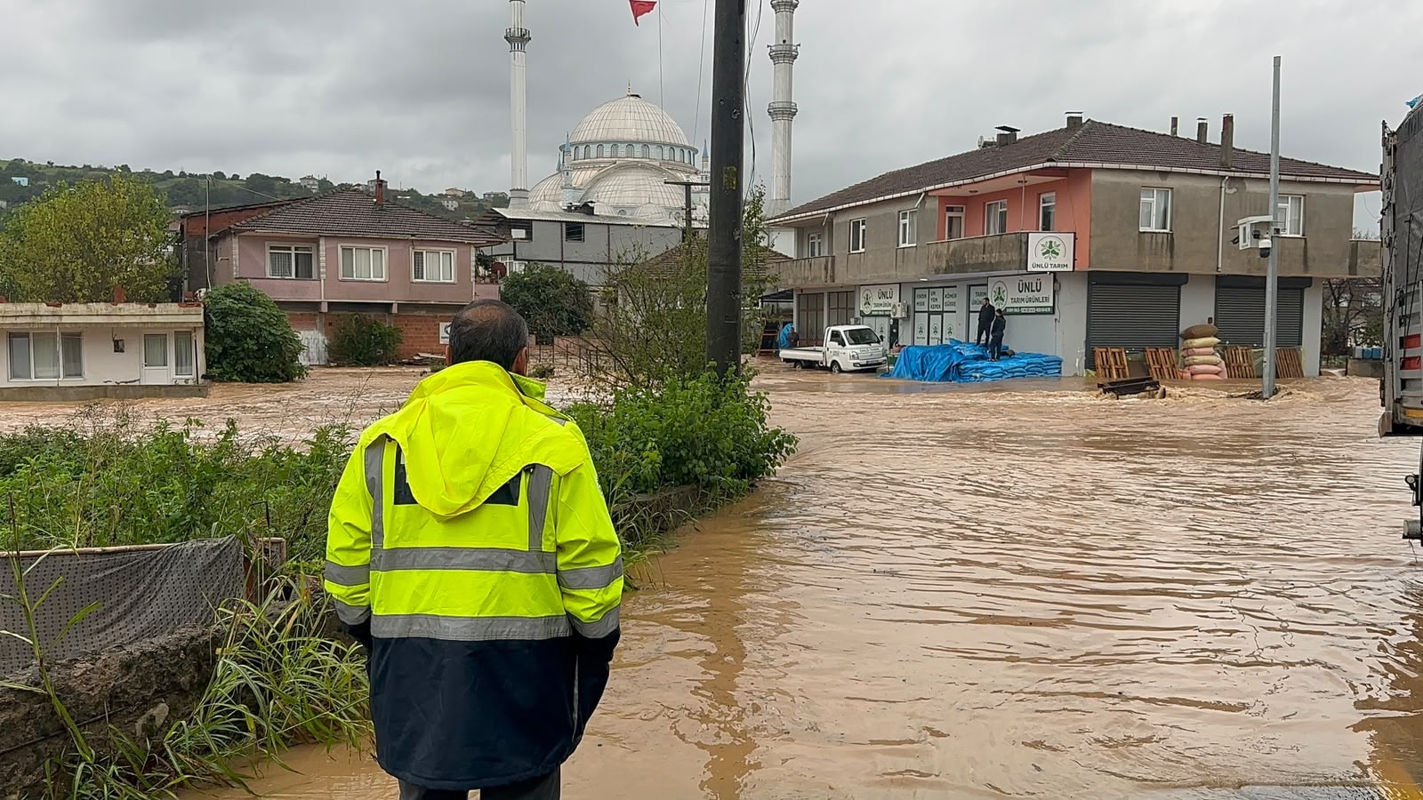 Karasu'da Sağanak Felaketi: Dere Taştı, Ev ve İş Yerlerini Su Bastı