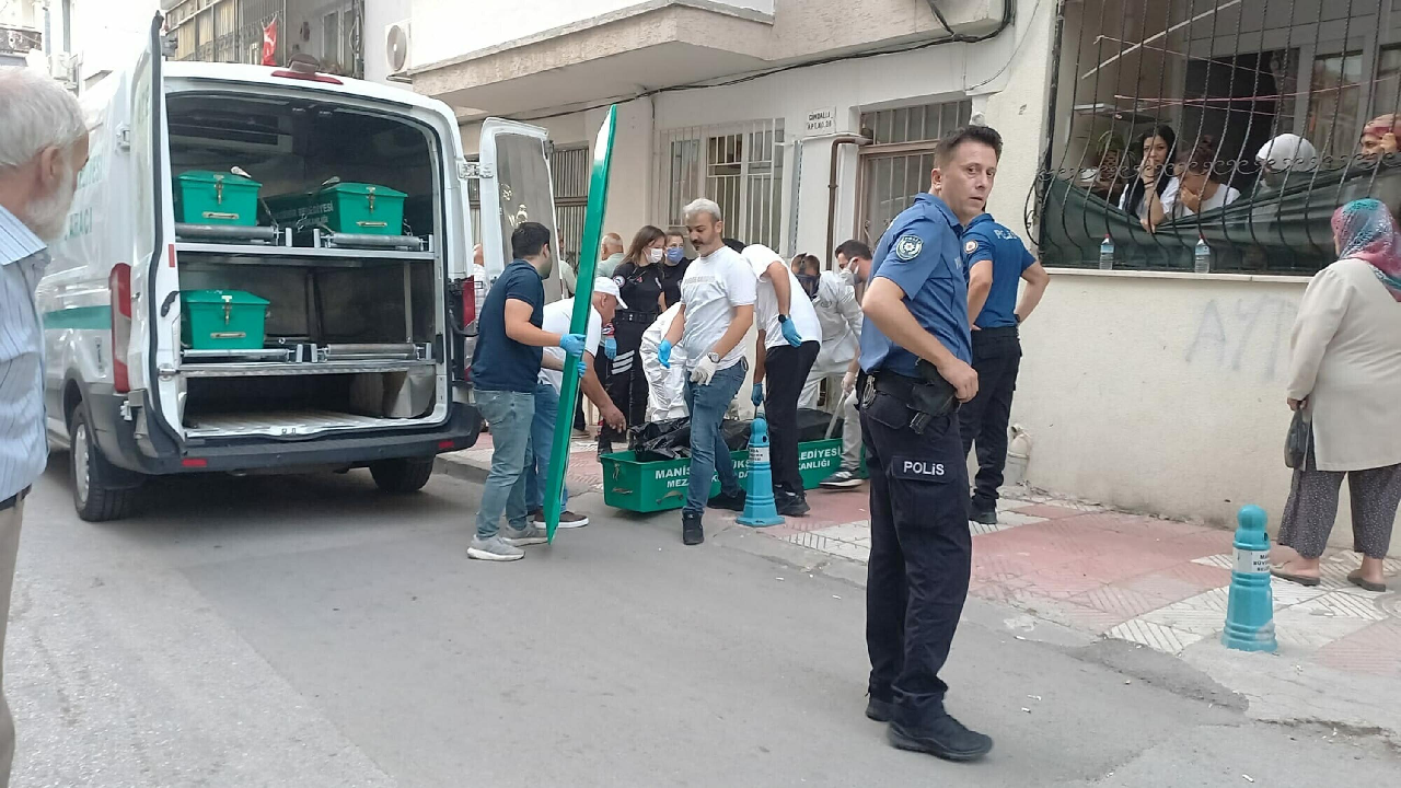 Kardeşinin cesediyle iki gün yaşayan kadın hastaneye kaldırıldı