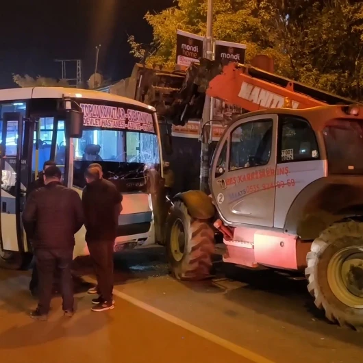 Kars'ta halk otobüsü kontrolden çıktı: İş makinesine çarparak durabildi